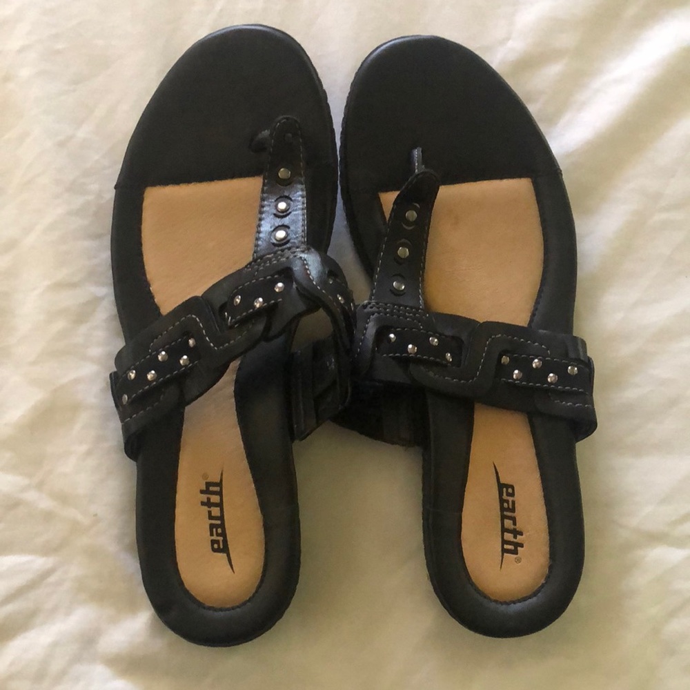Earth sandals black